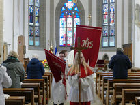 Markusprozession zum Kreuz an der Netzer Straße (Foto: Karl-Franz Thiede)